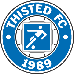 Logo von Thisted FC mit blauem Hintergrund und einem stilisierten Fußballspieler in Aktion.