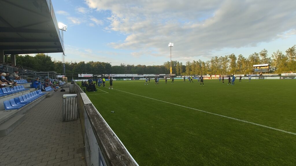 Ein Blick auf das Spielfeld in der Sparekassen Thy Arena während eines Fußballspiels mit Spielern und Zuschauern.